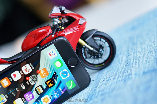 苹果新iPhone SE开箱:低价高能小钢炮