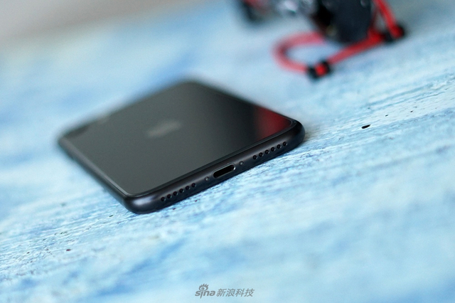 苹果新iPhone SE开箱:低价高能小钢炮