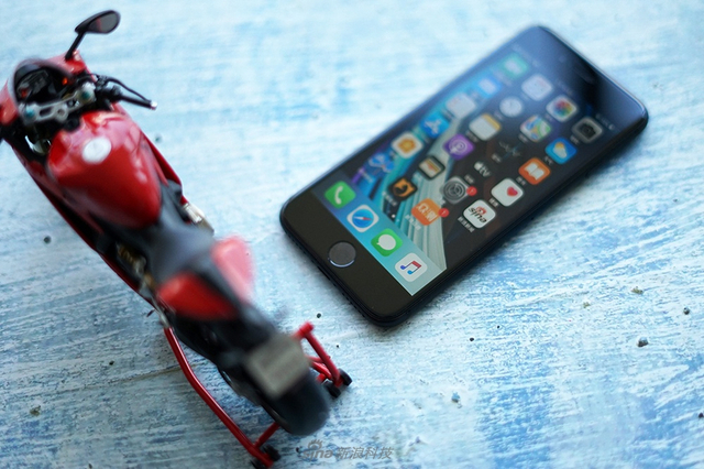 苹果新iPhone SE开箱:低价高能小钢炮