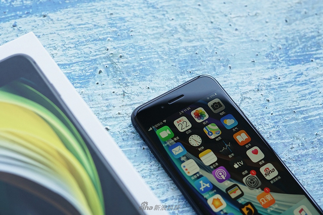 苹果新iPhone SE开箱:低价高能小钢炮
