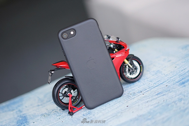 苹果新iPhone SE开箱:低价高能小钢炮