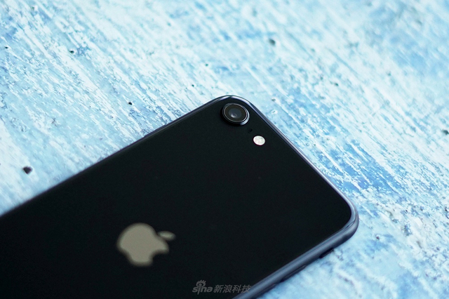苹果新iPhone SE开箱:低价高能小钢炮