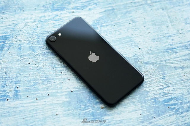 苹果新iPhone SE开箱:低价高能小钢炮