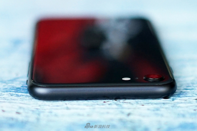 苹果新iPhone SE开箱:低价高能小钢炮