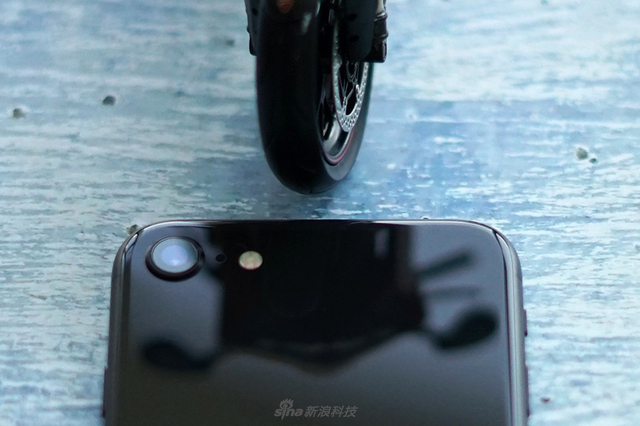 苹果新iPhone SE开箱:低价高能小钢炮