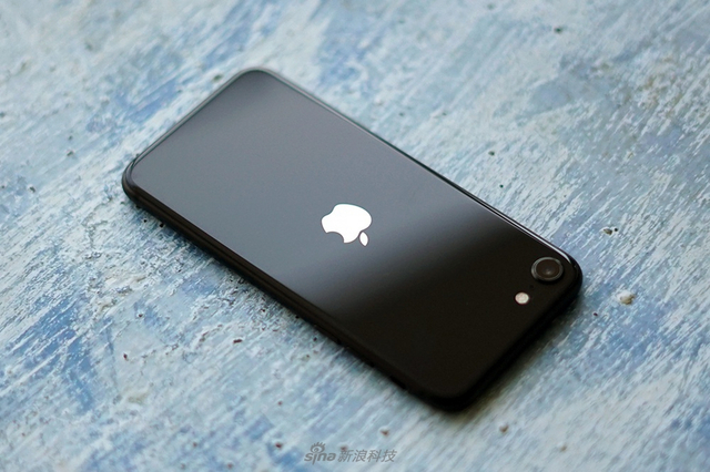 苹果新iPhone SE开箱:低价高能小钢炮