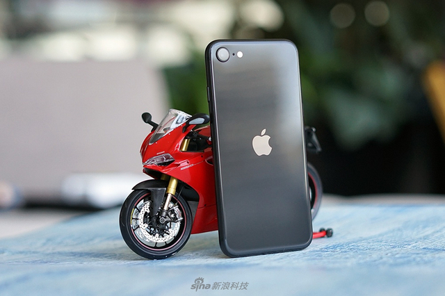 苹果新iPhone SE开箱:低价高能小钢炮