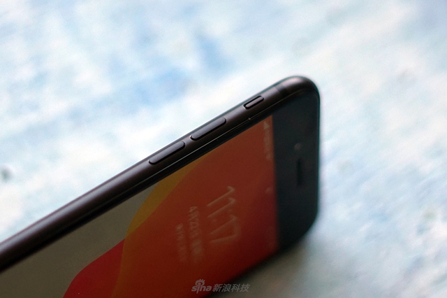 苹果新iPhone SE开箱:低价高能小钢炮