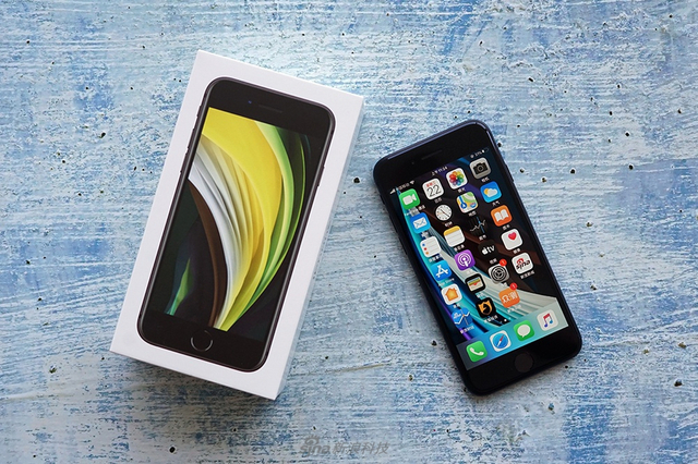 苹果新iPhone SE开箱:低价高能小钢炮