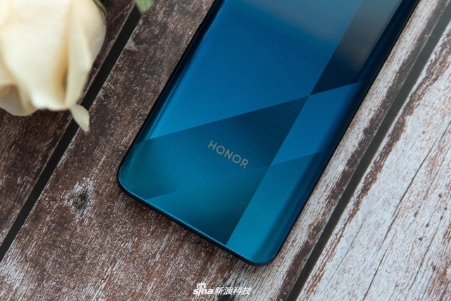 荣耀X10图赏：竞速蓝配色 背面优雅的几何图形抢眼