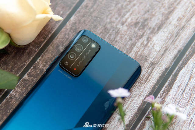 荣耀X10图赏：竞速蓝配色 背面优雅的几何图形抢眼