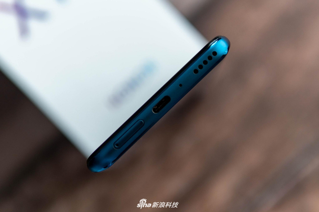 荣耀X10图赏：竞速蓝配色 背面优雅的几何图形抢眼