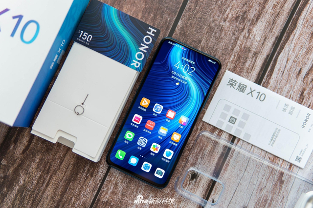 荣耀X10图赏：竞速蓝配色 背面优雅的几何图形抢眼