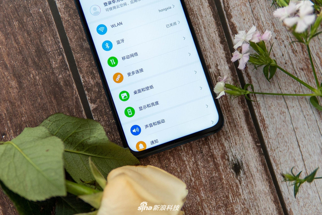 荣耀X10图赏：竞速蓝配色 背面优雅的几何图形抢眼