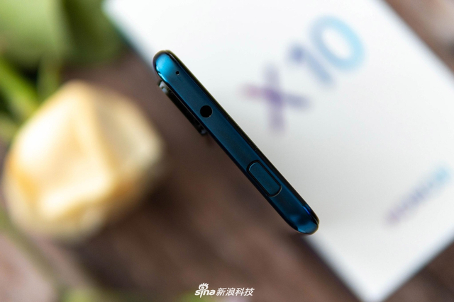荣耀X10图赏：竞速蓝配色 背面优雅的几何图形抢眼
