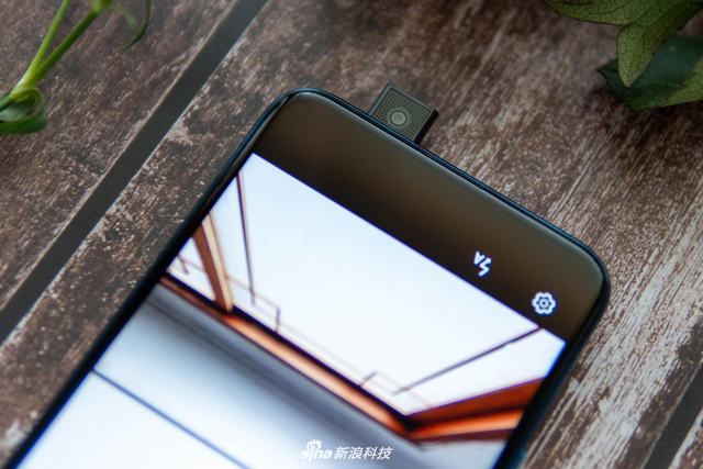 荣耀X10图赏：竞速蓝配色 背面优雅的几何图形抢眼