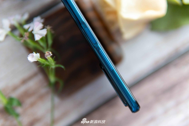 荣耀X10图赏：竞速蓝配色 背面优雅的几何图形抢眼