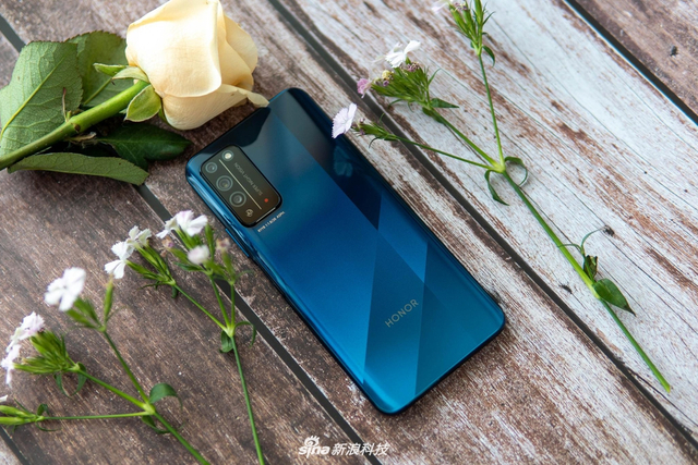 荣耀X10图赏：竞速蓝配色 背面优雅的几何图形抢眼