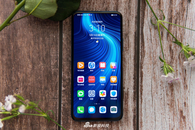 荣耀X10图赏：竞速蓝配色 背面优雅的几何图形抢眼