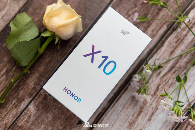 荣耀X10图赏：竞速蓝配色 背面优雅的几何图形抢眼