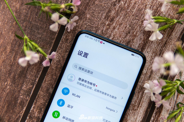 荣耀X10图赏：竞速蓝配色 背面优雅的几何图形抢眼