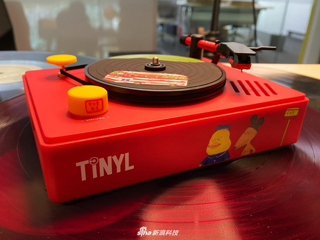 北海怪兽X TINYL联名迷你黑胶蓝牙唱机图赏
