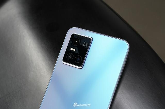 vivo S10 Pro图赏：青柠抢眼 绮光焕彩在阳光下会变色