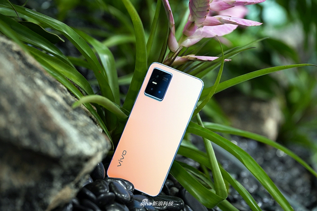vivo S10 Pro图赏：青柠抢眼 绮光焕彩在阳光下会变色