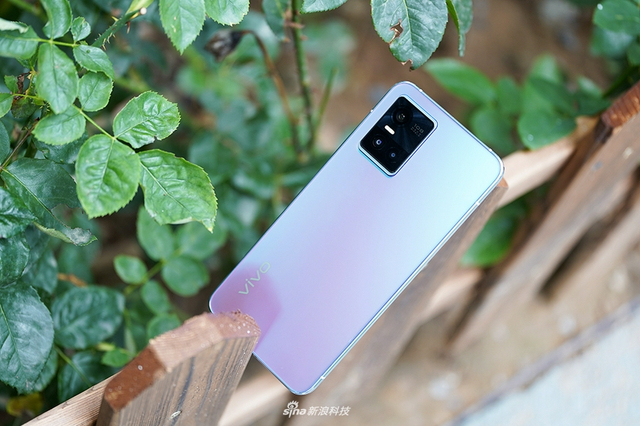 vivo S10 Pro图赏：青柠抢眼 绮光焕彩在阳光下会变色