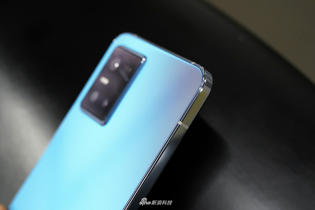 vivo S10 Pro图赏：青柠抢眼 绮光焕彩在阳光下会变色
