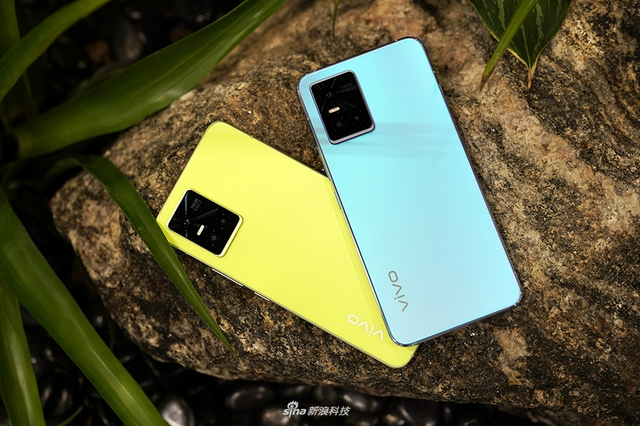 vivo S10 Pro图赏：青柠抢眼 绮光焕彩在阳光下会变色