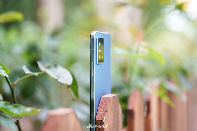 vivo S10 Pro图赏：青柠抢眼 绮光焕彩在阳光下会变色