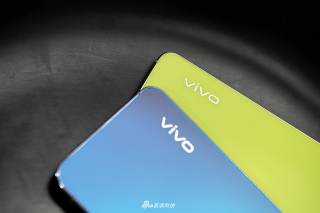 vivo S10 Pro图赏：青柠抢眼 绮光焕彩在阳光下会变色