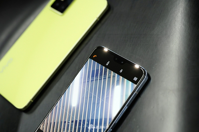 vivo S10 Pro图赏：青柠抢眼 绮光焕彩在阳光下会变色