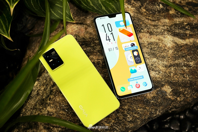vivo S10 Pro图赏：青柠抢眼 绮光焕彩在阳光下会变色