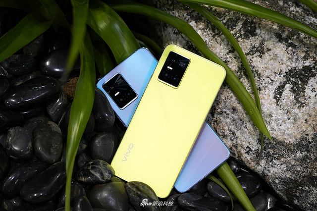 vivo S10 Pro图赏：青柠抢眼 绮光焕彩在阳光下会变色