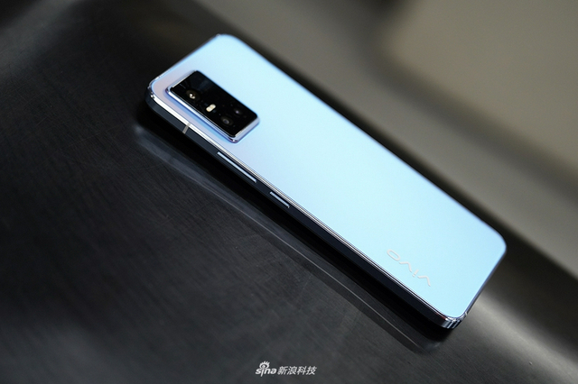 vivo S10 Pro图赏：青柠抢眼 绮光焕彩在阳光下会变色