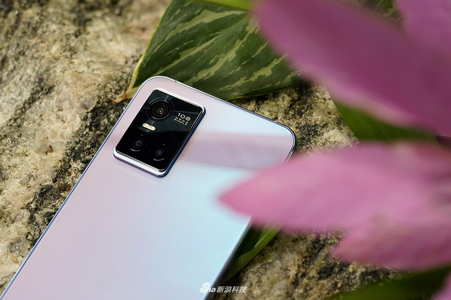 vivo S10 Pro图赏：青柠抢眼 绮光焕彩在阳光下会变色