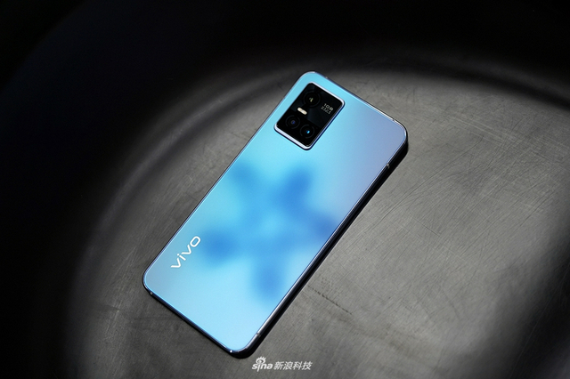 vivo S10 Pro图赏：青柠抢眼 绮光焕彩在阳光下会变色