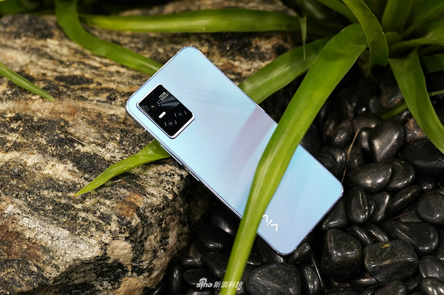 vivo S10 Pro图赏：青柠抢眼 绮光焕彩在阳光下会变色