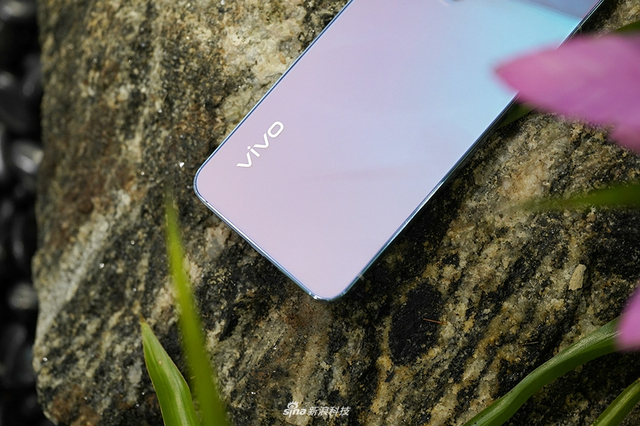 vivo S10 Pro图赏：青柠抢眼 绮光焕彩在阳光下会变色