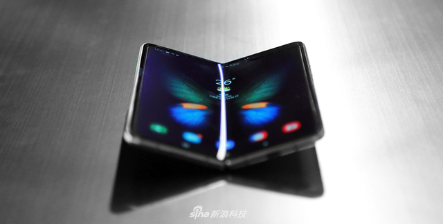 三星折屏Galaxy Fold开箱图集