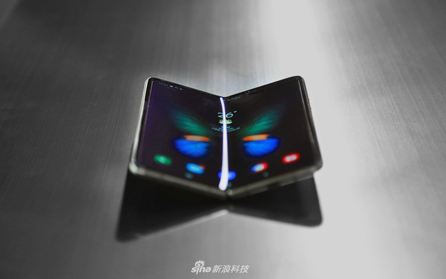 三星折叠屏手机Galaxy Fold开箱图集 颜值充满了科技感
