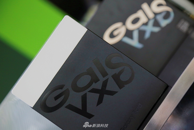 三星折叠屏手机Galaxy Fold开箱图集 颜值充满了科技感