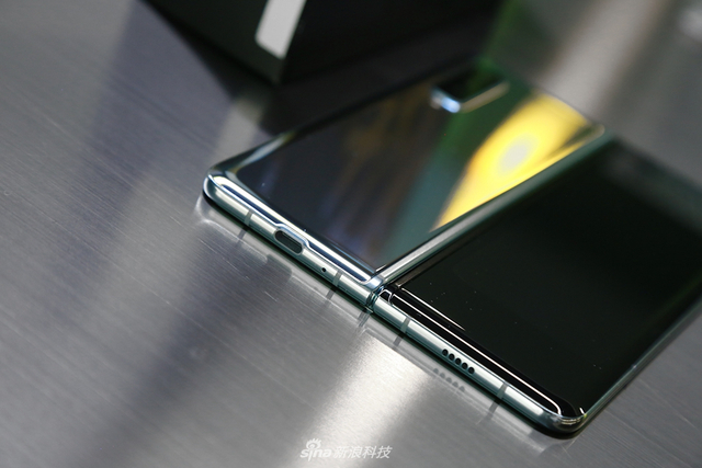 三星折叠屏手机Galaxy Fold开箱图集 颜值充满了科技感