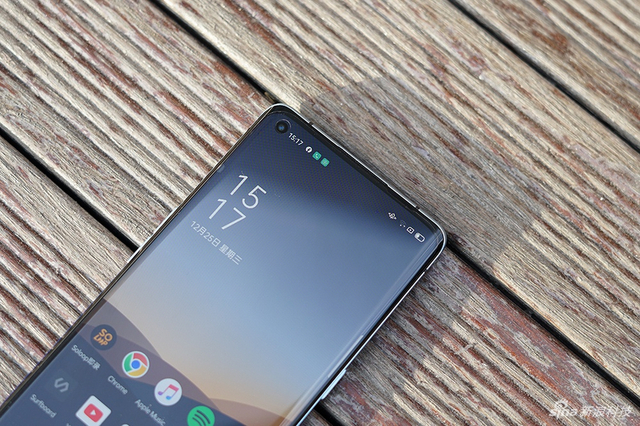 OPPO Reno3 Pro图赏：90Hz曲面打孔屏 手感细腻