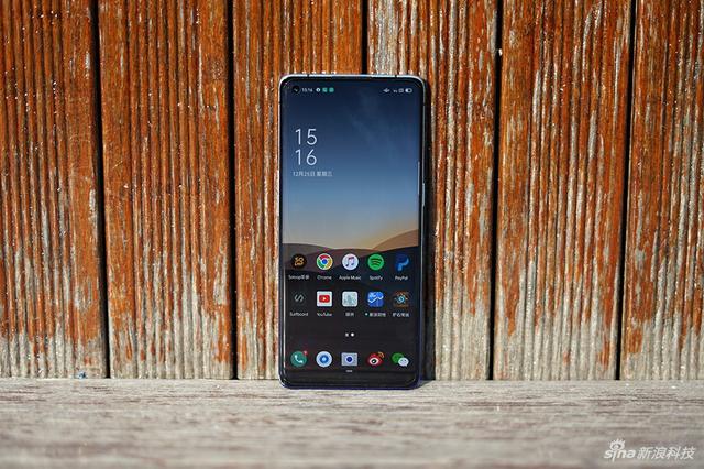 OPPO Reno3 Pro图赏:90Hz曲面打孔屏 手感细腻