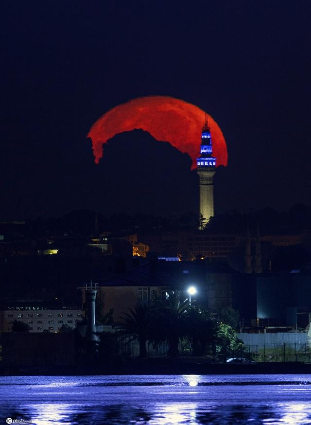 罕见奇观 土耳其夜空出现红色满月 新浪图片