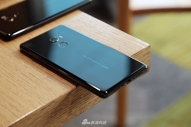 小米MIX2上手图赏:尺寸变小手感更好