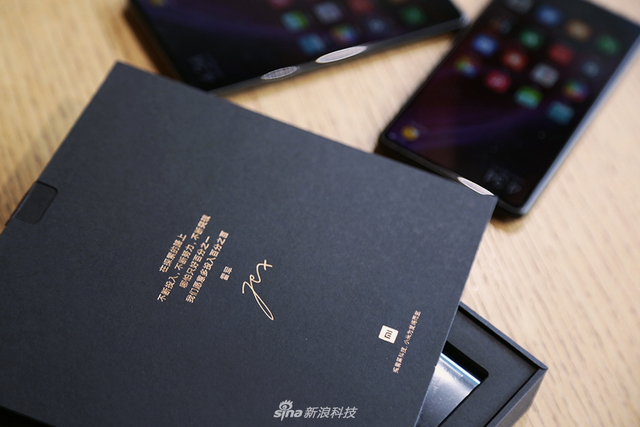小米MIX2上手图赏:尺寸变小手感更好